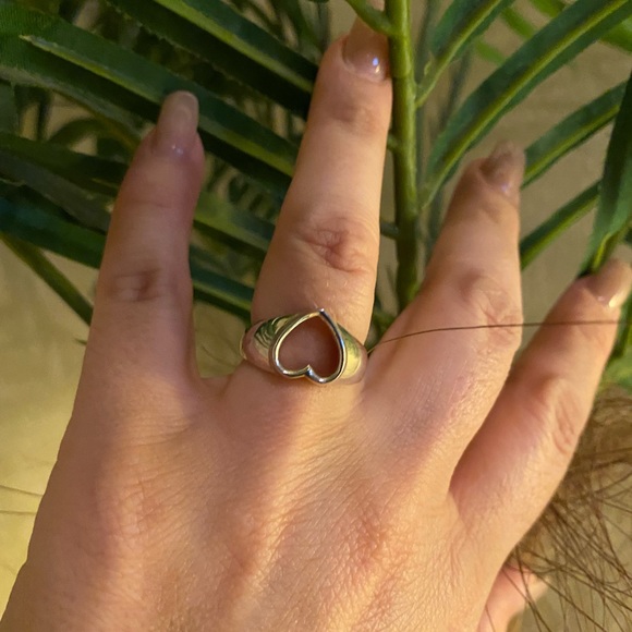 Sterling silver heart ring - Picture 1 of 6